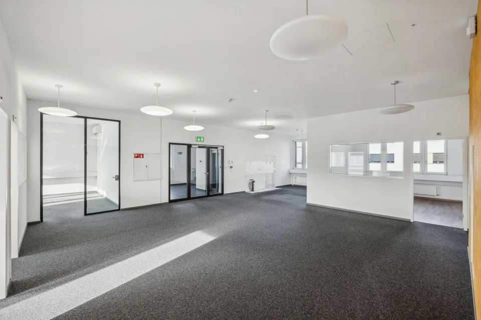 Attractive and versatile office space for rent in the Buss Industrial Park – photo 13 of 17
