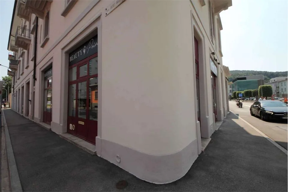 PALAZZINA A REDDITO NEL CENTRO DI CHIASSO wird als "RENDITEOBJEKT IM ZENTRUM VON CHIASSO" übersetzt
