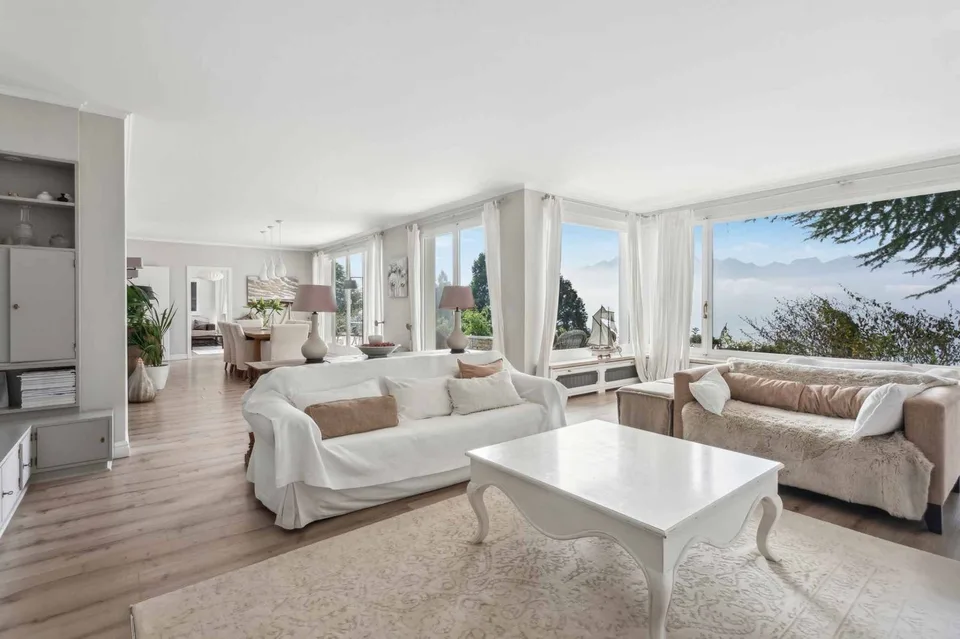 Proprietà moderna con piscina e vista panoramica