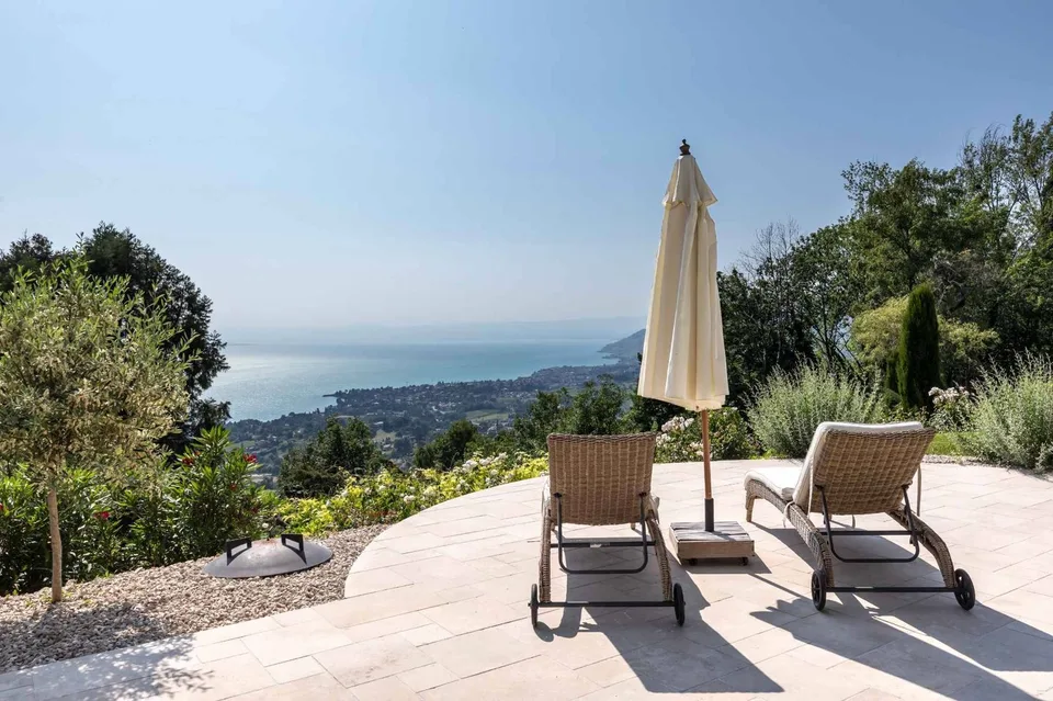Proprietà moderna con piscina e vista panoramica