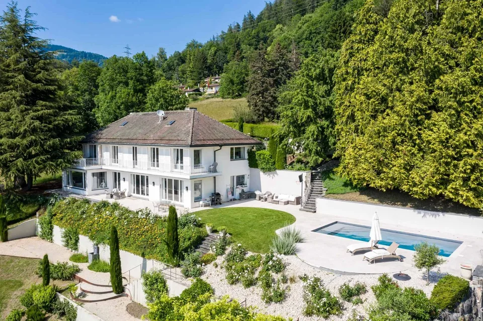 Propriété moderne avec piscine et vue panoramique