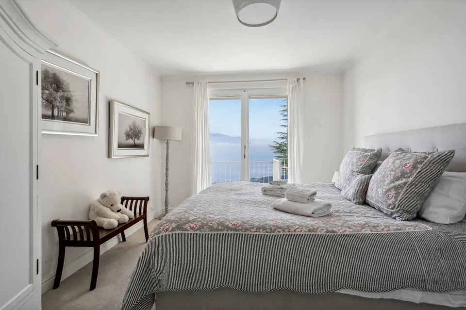 Proprietà moderna con piscina e vista panoramica
