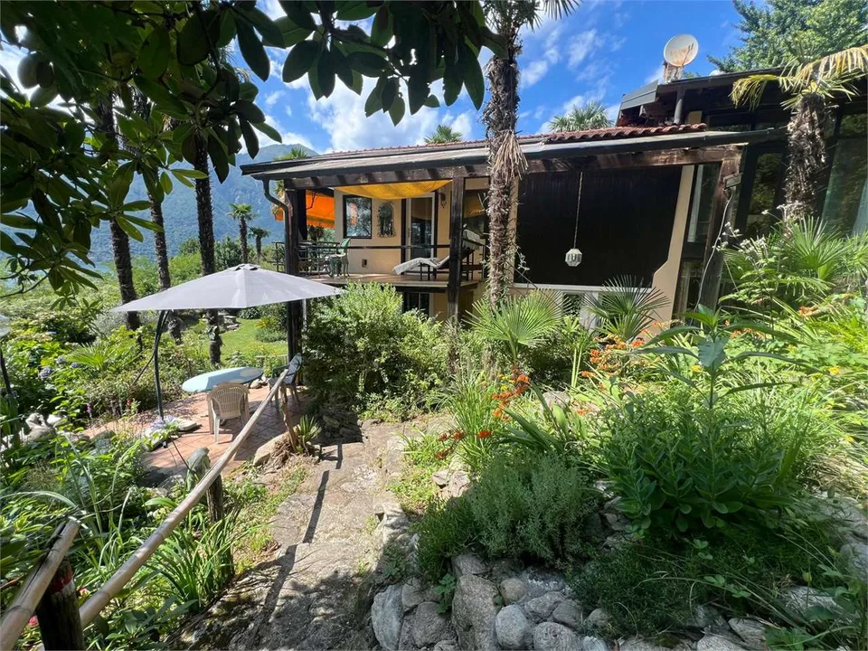 Drei separate Häuser mit wunderschönem Garten, Seeblick und Pool, in einem
