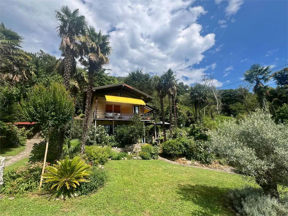 Drei separate Häuser mit wunderschönem Garten, Seeblick und Pool, in einem