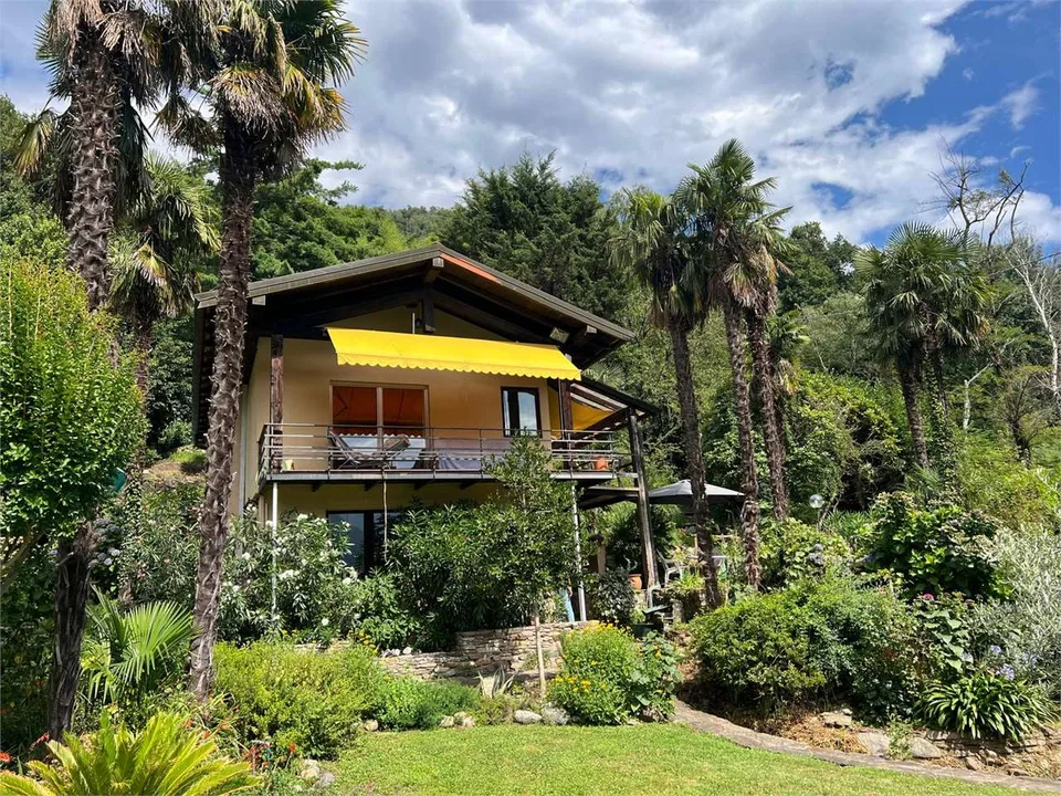Tre case singole con bellissimo giardino, vista lago e piscina, in una