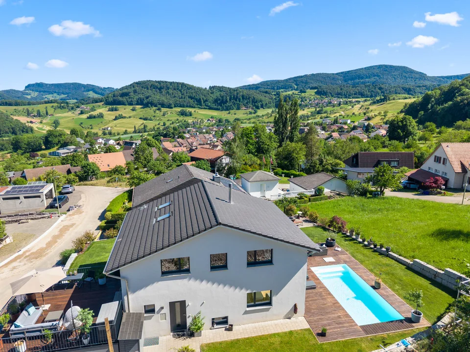 Exklusives Wohnen mit Pool und Panorama