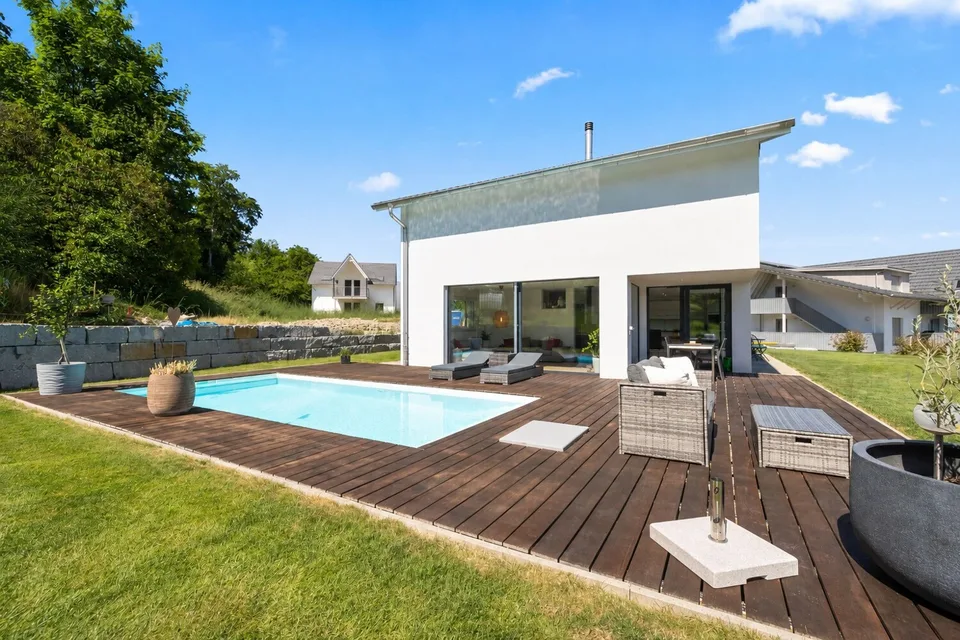 Exklusives Wohnen mit Pool und Panorama