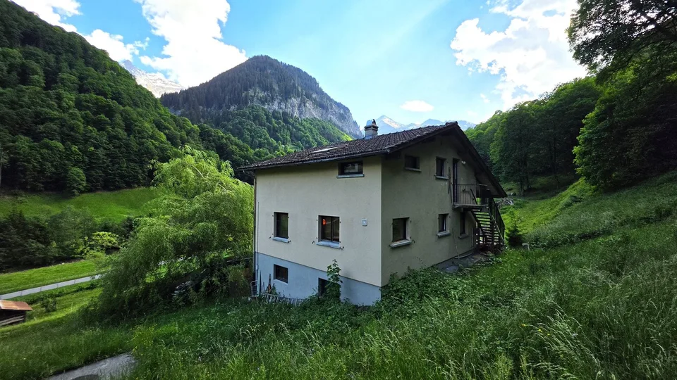 6-Zimmer-Zweifamilienhaus mit Panorama, Schwendi im Weisstannental SG