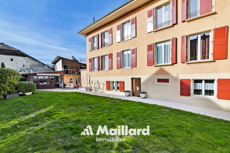 Maison villageoise avec 2 appartements, surface commerciale & annexes