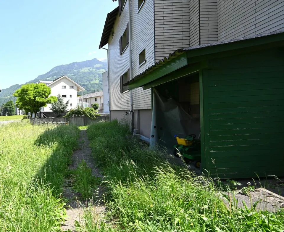 Casa a tre famiglie su un grande terreno