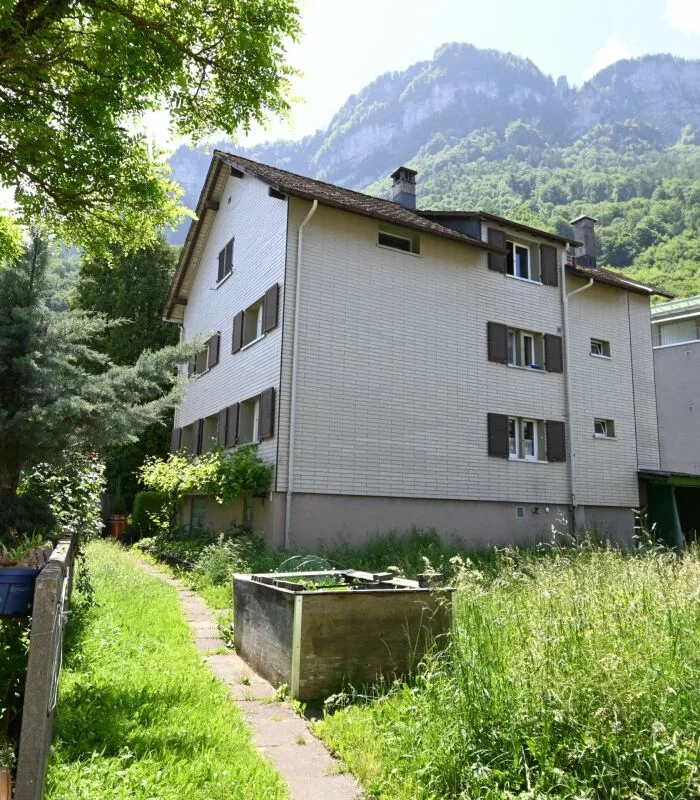 Casa a tre famiglie su un grande terreno