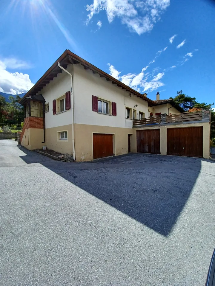 Haus mit 3 Garagen
