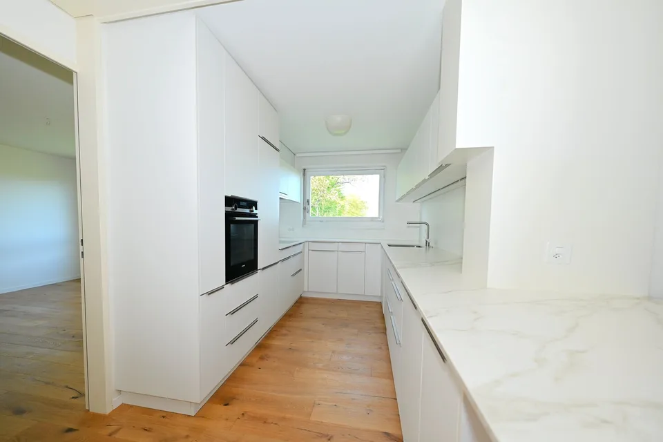 Appartement spacieux de 5 pièces dans un quartier calme avec garage à un emplacement exclusif sur Bruderholz