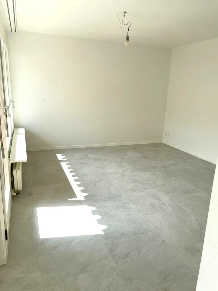 Helle und günstige 3,5-Zimmer-Eigentumswohnung mit Weitsicht + Parkplatz in Einstellhalle