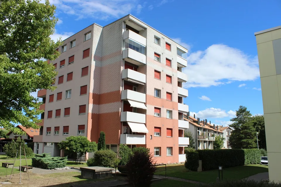 Helle und günstige 3,5-Zimmer-Eigentumswohnung mit Weitsicht + Parkplatz in Einstellhalle