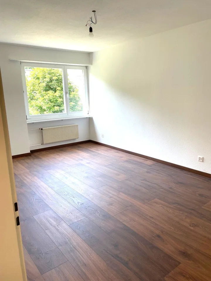 Helle und günstige 3,5-Zimmer-Eigentumswohnung mit Weitsicht + Parkplatz in Einstellhalle