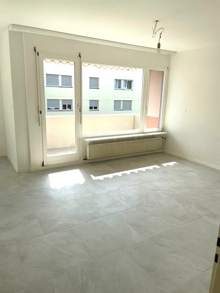 Helle und günstige 3,5-Zimmer-Eigentumswohnung mit Weitsicht + Parkplatz in Einstellhalle