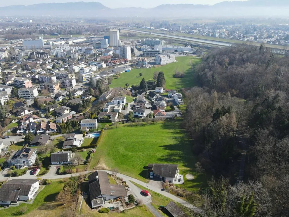 Terreno edificabile centrale con un totale di 6'055 m2 in una zona residenziale tranquilla – foto 6 di 7