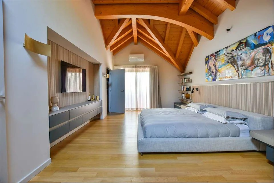 Curata villa con ampio parco e piscina riscaldata, in posizione privil – foto 8 di 13