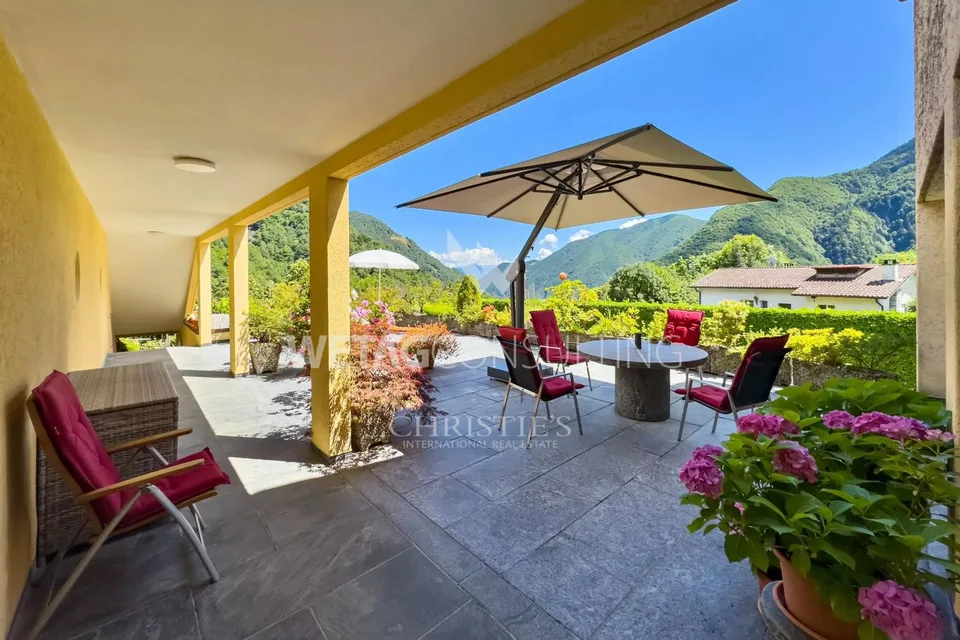 Villa élégante & moderne avec piscine intérieure à vendre à Crana, idéale également en tant que résidence secondaire
