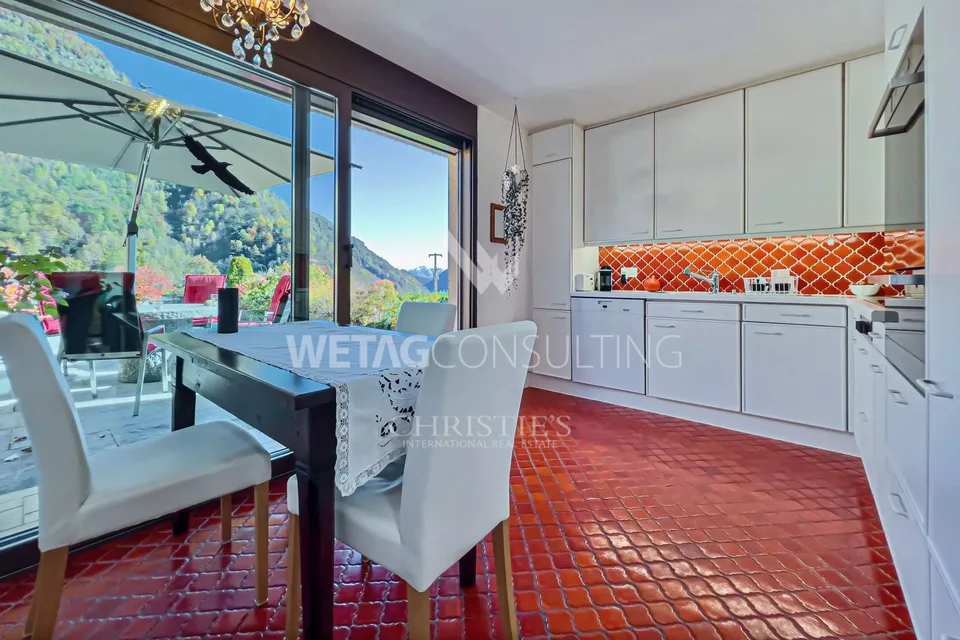 Villa élégante & moderne avec piscine intérieure à vendre à Crana, idéale également en tant que résidence secondaire