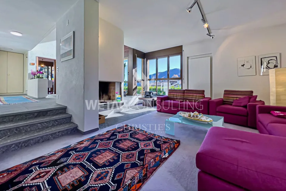 Villa élégante & moderne avec piscine intérieure à vendre à Crana, idéale également en tant que résidence secondaire