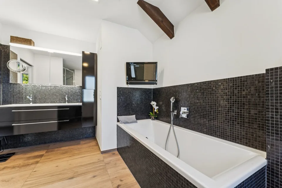 Elegante casa familiare con giardino, vista e piscina