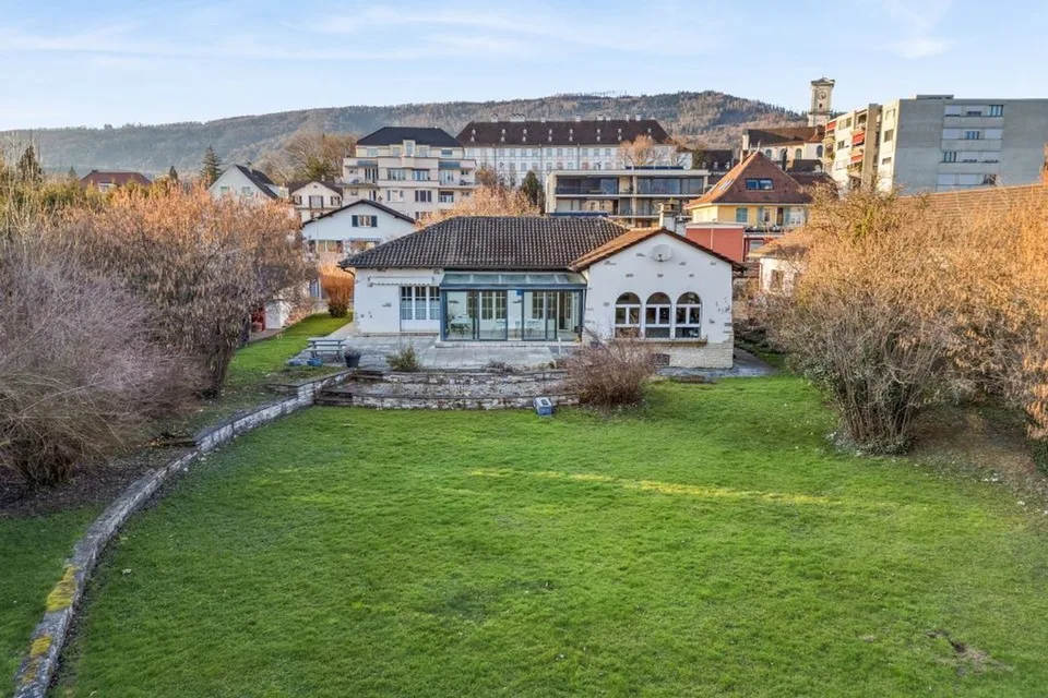 Opportunité Rare : Domaine au Bord de l'Eau & Potentiel de Développeme