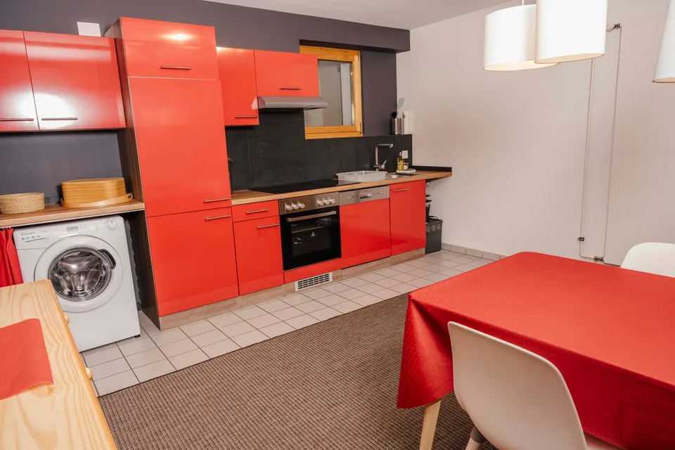 Moderne 3.5-Zimmer-Wohnung mit unverbaubarer Aussicht und sonnigem Sitzplatz – Foto 9 von 18
