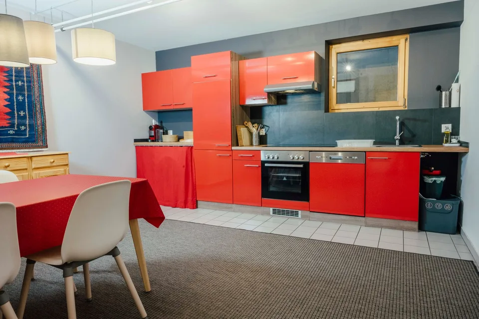 Moderne 3.5-Zimmer-Wohnung mit unverbaubarer Aussicht und sonnigem Sitzplatz – Foto 8 von 18
