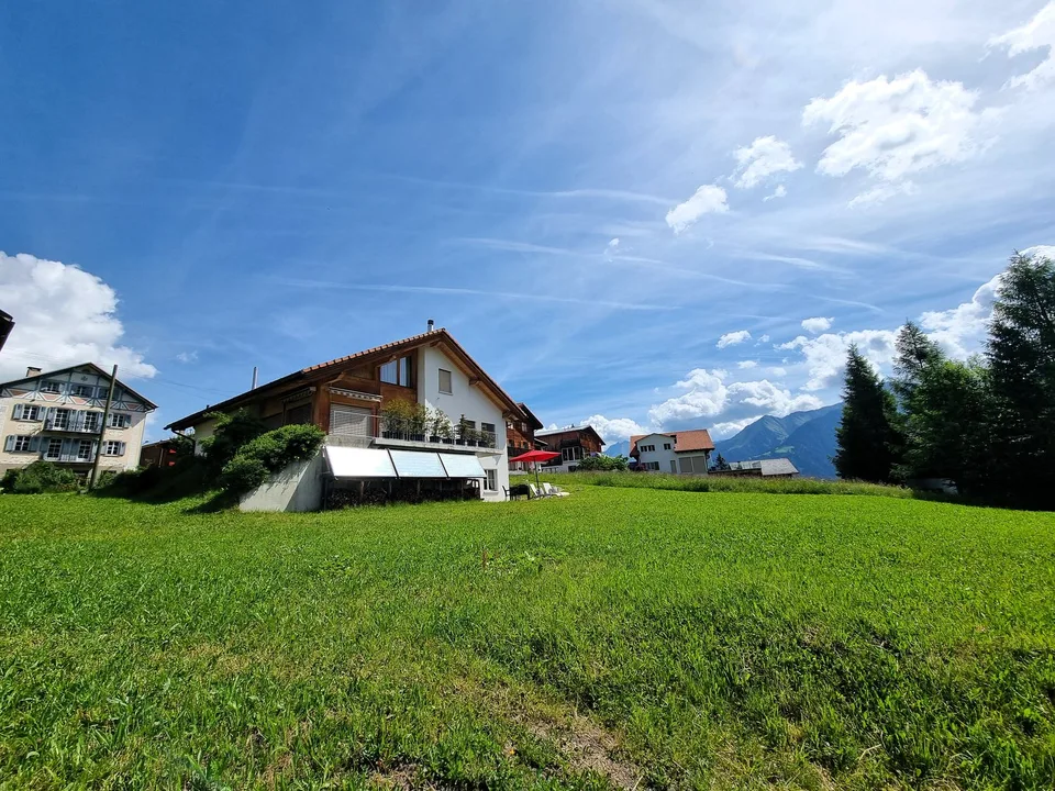 Appartamento moderno di 3,5 locali con vista imprenabile e area di soggiorno soleggiata