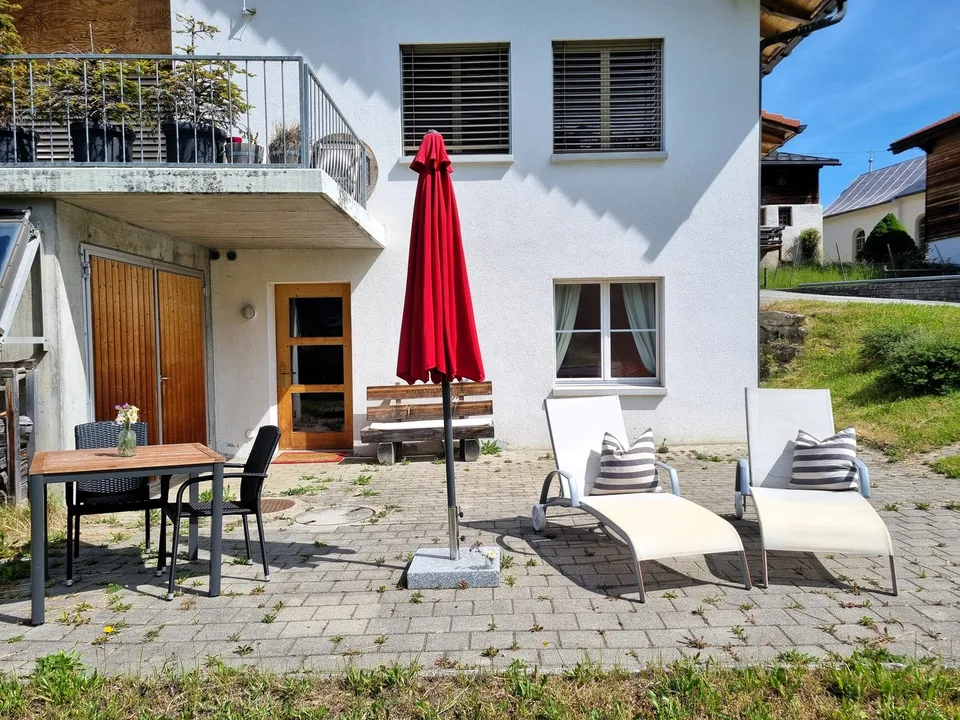 Appartamento moderno di 3,5 locali con vista imprenabile e area di soggiorno soleggiata