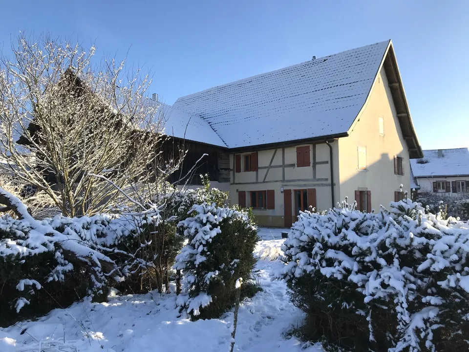 Casa spaziosa con giardino, stalla, fienile