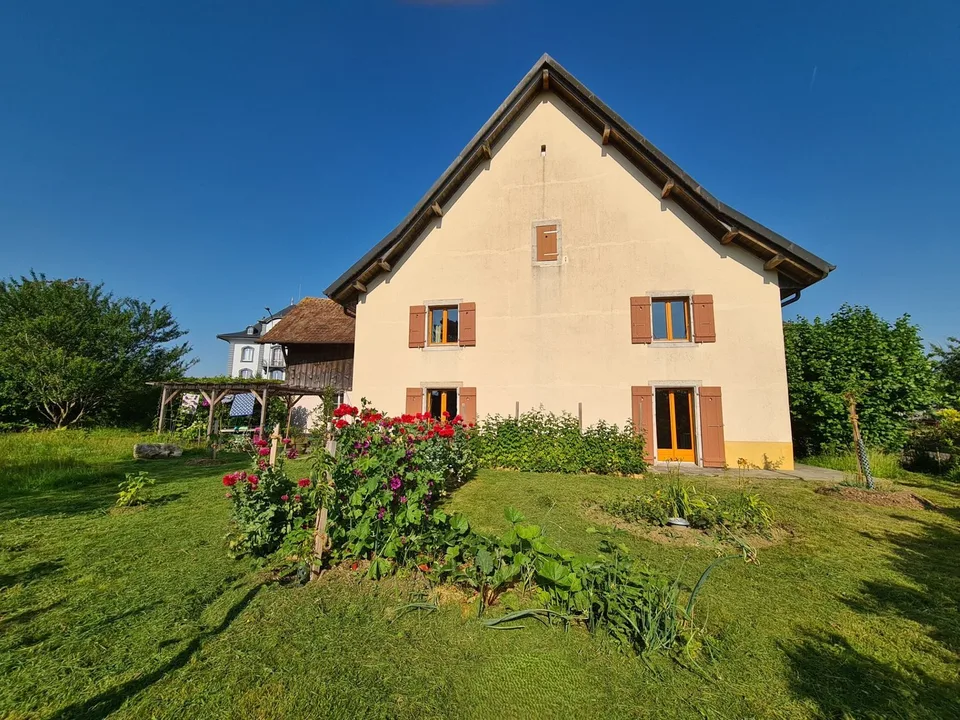 Casa spaziosa con giardino, stalla, fienile