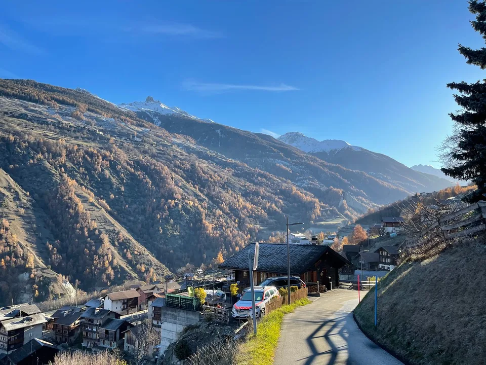 Réservé: Terrain équipé de 1047 m2 avec vue sur les montagnes et la vallée dans le Val d'Hérens