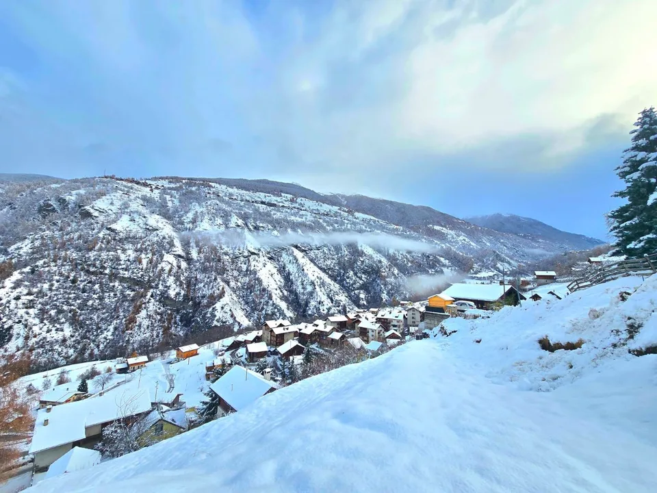 Réservé: Terrain équipé de 1047 m2 avec vue sur les montagnes et la vallée dans le Val d'Hérens