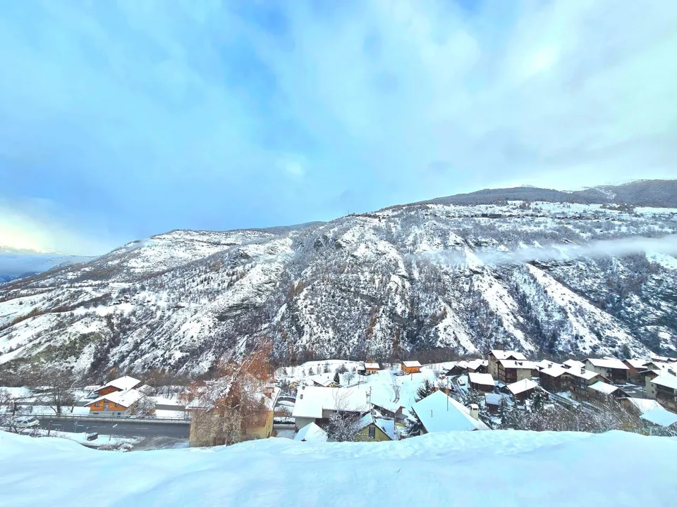 Réservé: Terrain équipé de 1047 m2 avec vue sur les montagnes et la vallée dans le Val d'Hérens