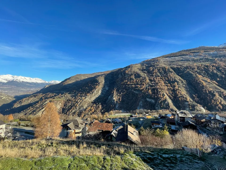 Réservé: Terrain équipé de 1047 m2 avec vue sur les montagnes et la vallée dans le Val d'Hérens