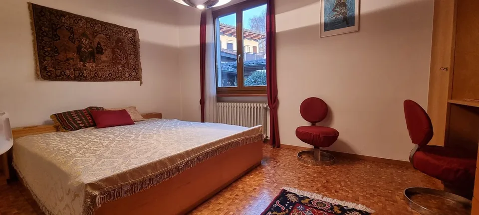 Großes Zweifamilienhaus in einer sonnigen und ruhigen Wohngegend