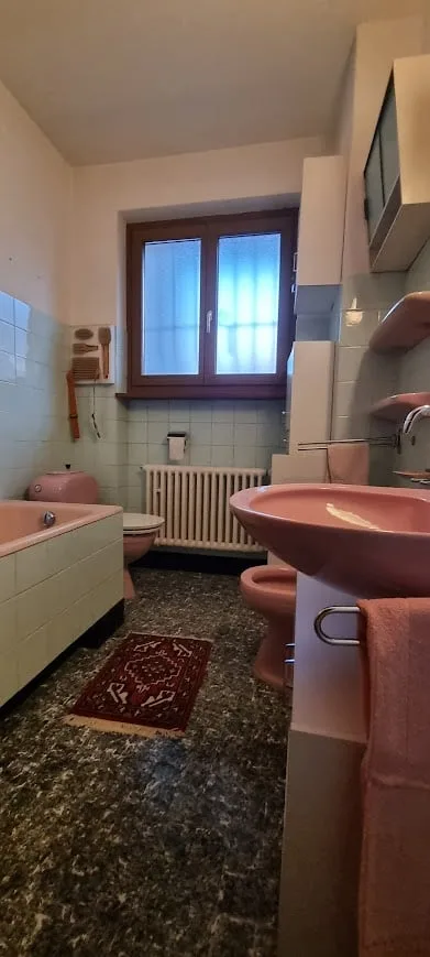 Großes Zweifamilienhaus in einer sonnigen und ruhigen Wohngegend