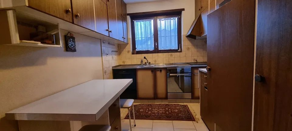 Großes Zweifamilienhaus in einer sonnigen und ruhigen Wohngegend