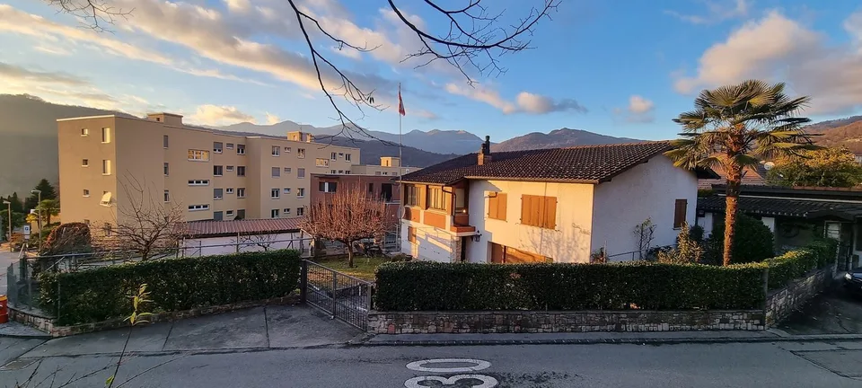 GRANDE CASA BIFAMILIARE SITUATA IN UN CONTESTO RESIDENZIALE SOLEGGIATO E TRANQUILLO