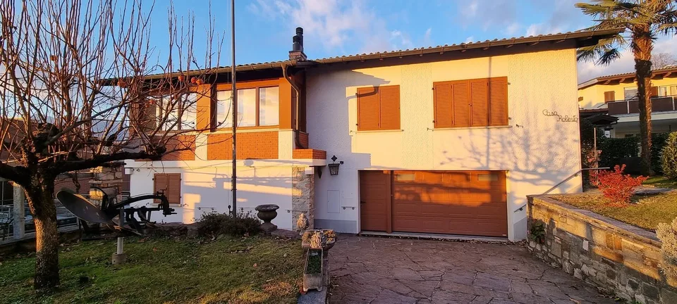 Großes Zweifamilienhaus in einer sonnigen und ruhigen Wohngegend