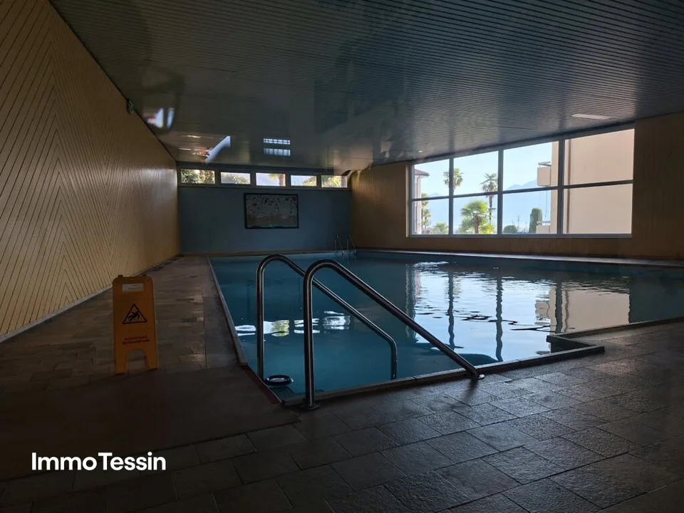 Appartement de 1.5 pièces dans un emplacement central de premier ordre à Muralto avec vue imprenable sur le lac, piscine intérieure et place de parking
