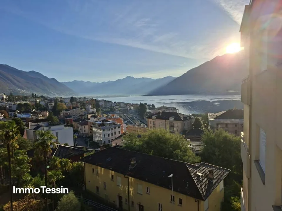 Appartement de 1.5 pièces dans un emplacement central de premier ordre à Muralto avec vue imprenable sur le lac, piscine intérieure et place de parking