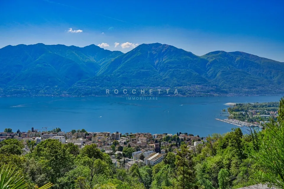 Villa con grande terreno edificabile e vista sul Lago Maggiore