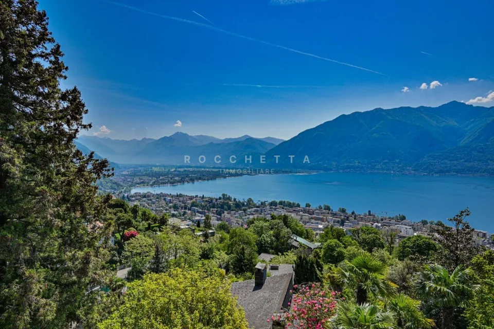 Villa con grande terreno edificabile e vista sul Lago Maggiore