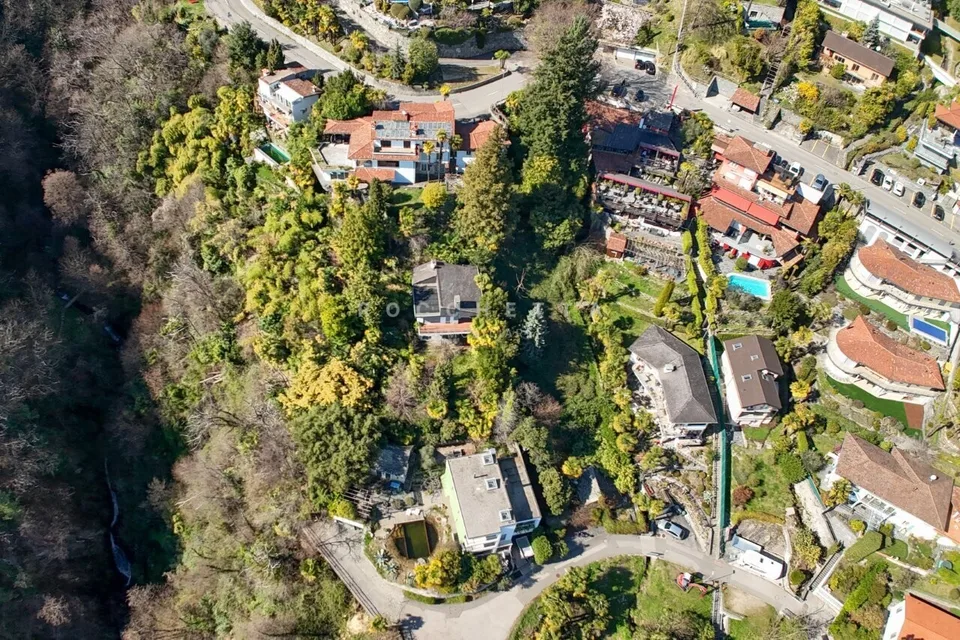 Villa con grande terreno edificabile e vista sul Lago Maggiore