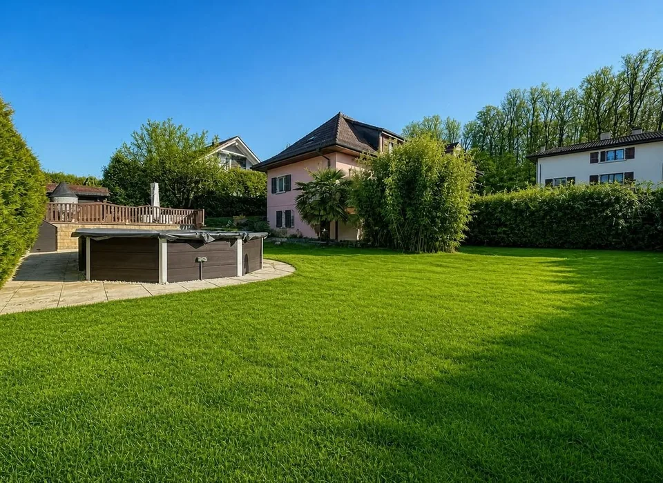 Einfamilienhaus mit 6,5 Zimmern (170 m2) + eine 3-Zimmer-Wohnung von 61m2, Pool und großem Garten - 10 Minuten von Lausanne entfernt