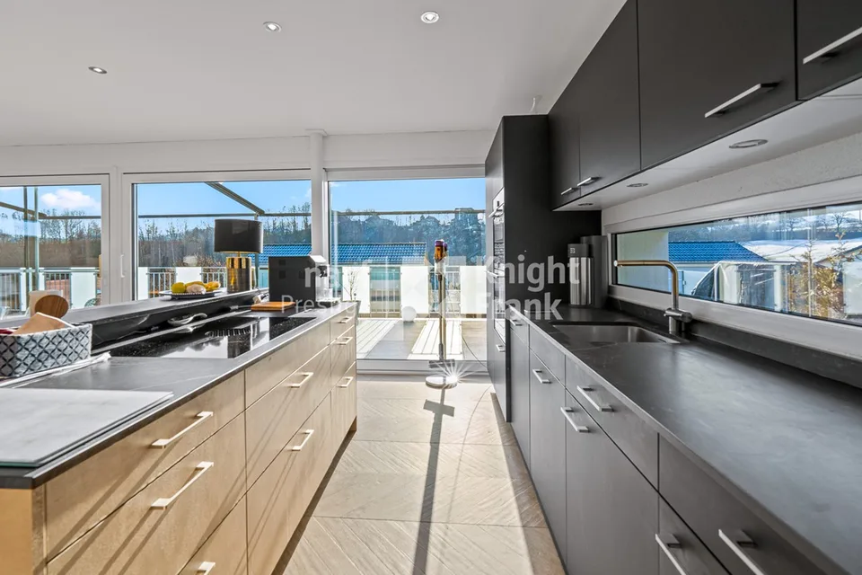 Wunderschönes 7-Zimmer-Einfamilienhaus mit freier Aussicht auf die Landschaft und beheiztem Pool in St. Ursen zu verkaufen